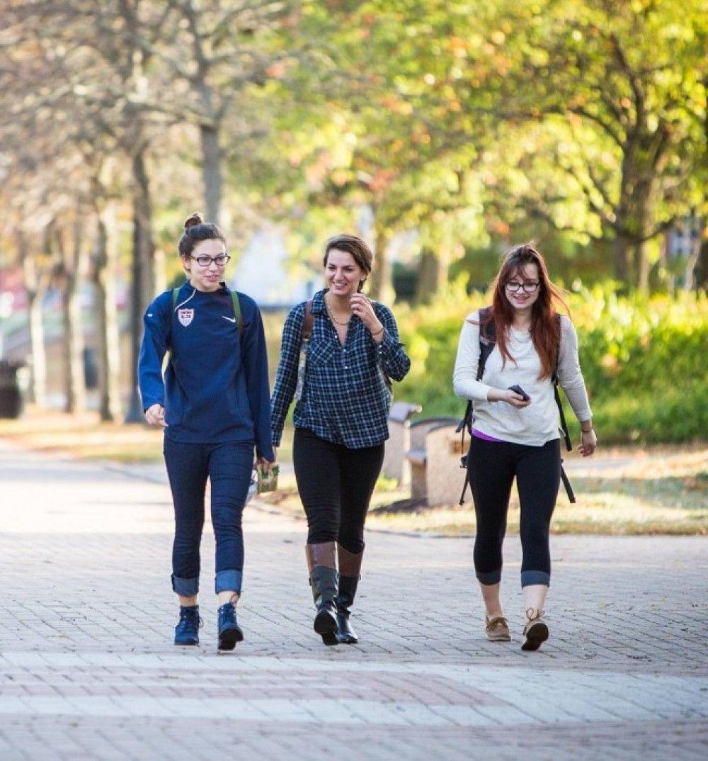 Students on 校友 Way